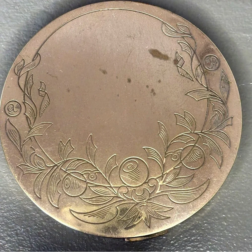 Vtg Large Brass Tone Powder Compact w/Mirror, Puff & Net Engraved Berry Leaf 4